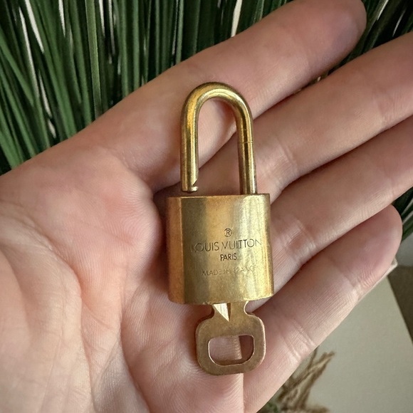 Louis Vuitton Handbags - Louis Vuitton lock with key 316